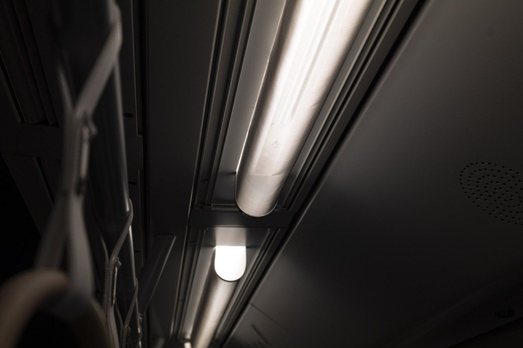亮面的燈罩，出乎意料之外的使用防蚊網紗網，為車廂帶來柔和的光線。圖｜柏成設計