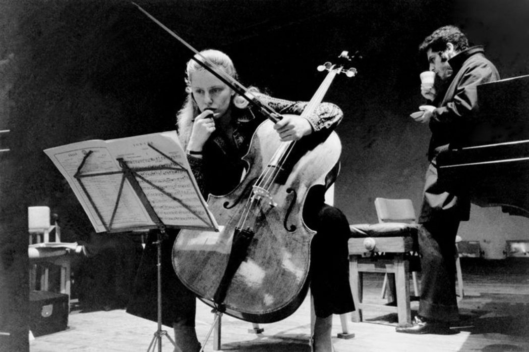 大提琴家杜普蕾為世人留下精彩的曲目演奏，個人故事也有著耐人尋味且值得深思之處。 ...
