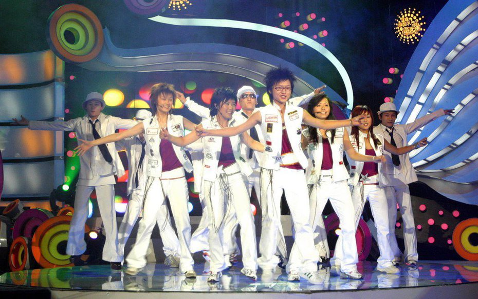 「超级女声」是中国湖南衞视从2004年起主办的大众歌手选秀赛，知名歌手张靓颖、李宇春、周笔畅、何洁皆曾是节目选手。（取材自微博）