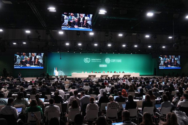 COP28最終決議出爐，各國決議朝提升再生能源容量及能源效率兩方面加速能源轉型。 圖／美聯社