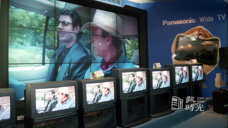 台北舉辦音響影視展，圖為國際牌寬銀幕彩色電視機展示現場。圖／聯合報系資料照（1994/12/18 記者徐世經攝影）