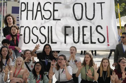 《聯合國氣候變化框架公約》第28次締約方大會（COP28）12日進行最後一天的馬拉松談判，因「淘汰化石燃料」爭議陷入僵局，至截稿前，最終決議仍難產。 美聯社