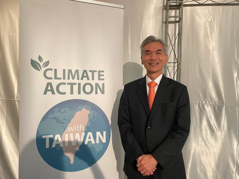 环境部长薛富盛在杜拜举行联合国气候峰会期间来到现场，除了体验会议相关活动，并进行多场国际交流。对于全球抢绿电，企业担心台湾速度不够快，他说「不必太悲观」。图／中央社(photo:UDN)