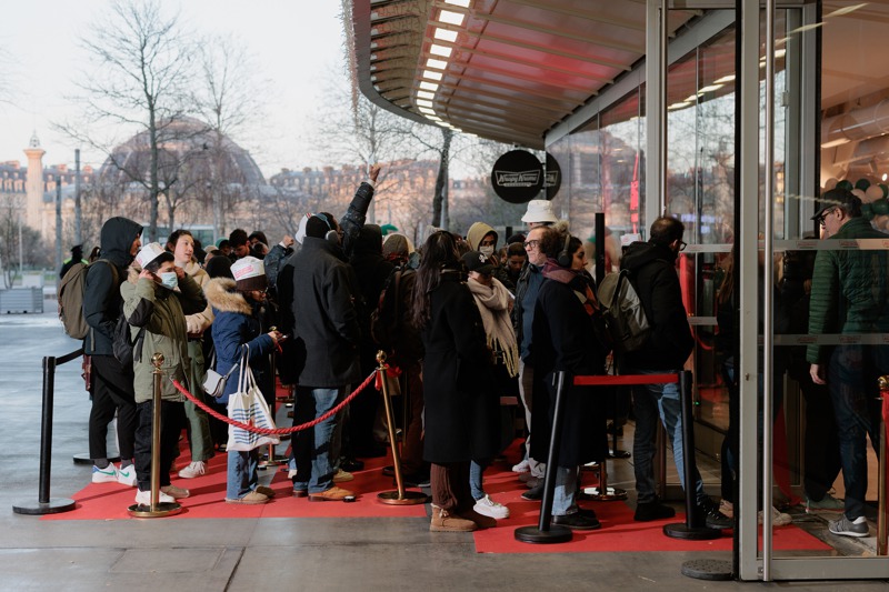 美國甜甜圈連鎖店Krispy Kreme法國第一間門市6日於巴黎開幕，約500人大排長龍嘗鮮。圖／取自紐約時報