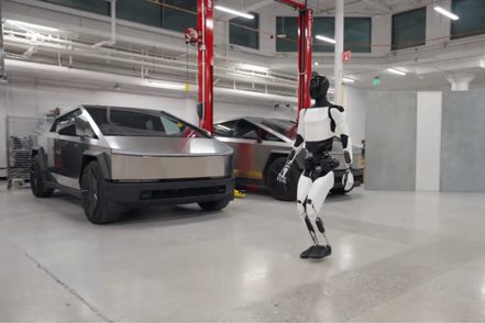 特斯拉研發的人形機器人Optimus在工廠內走動，一旁停著Cybertruck。  （網路圖片／Tesla Optimus提供）