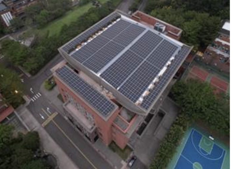 玄焋大學安裝聯合再生能源太陽能模組於善導大樓屋頂，2022年完工。圖／聯合再生提供