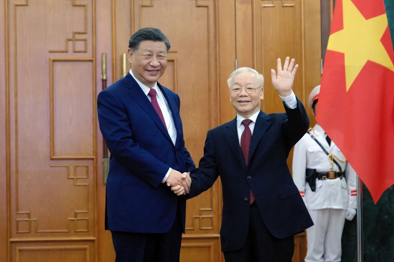 大陆国家主席习近平（左）与越共总书记阮富仲（右）12日在河内会面。欧新社(photo:UDN)