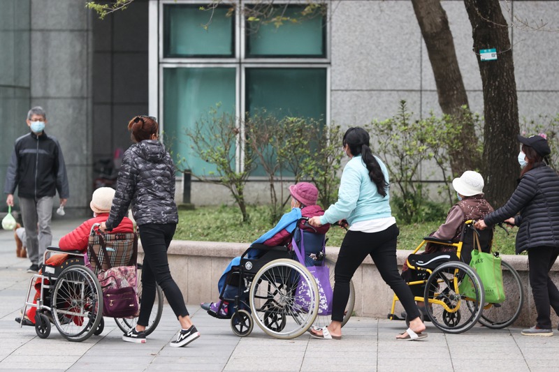 面對超高齡化社會的到來，台灣政府準備好了嗎？圖為到公園散心的長者。圖／聯合報系資料照片