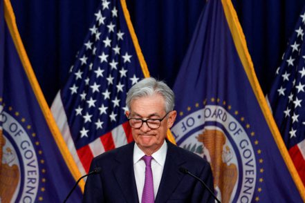 美國聯準會（Fed）將於台灣14日凌晨3點公布今年最後一次利率決策，主席鮑爾半小時後舉行記者會。  路透
