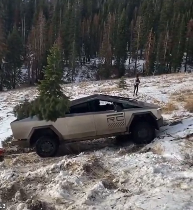 特斯拉最新車款Cybertruck原型車被困在雪地裡，被剛好路過的福特皮卡燃料車成功拖起救援，整個過程被拍攝上傳到X社群網站後，引起網友熱議。福特執行長還轉發了該則影片。擷自X網站