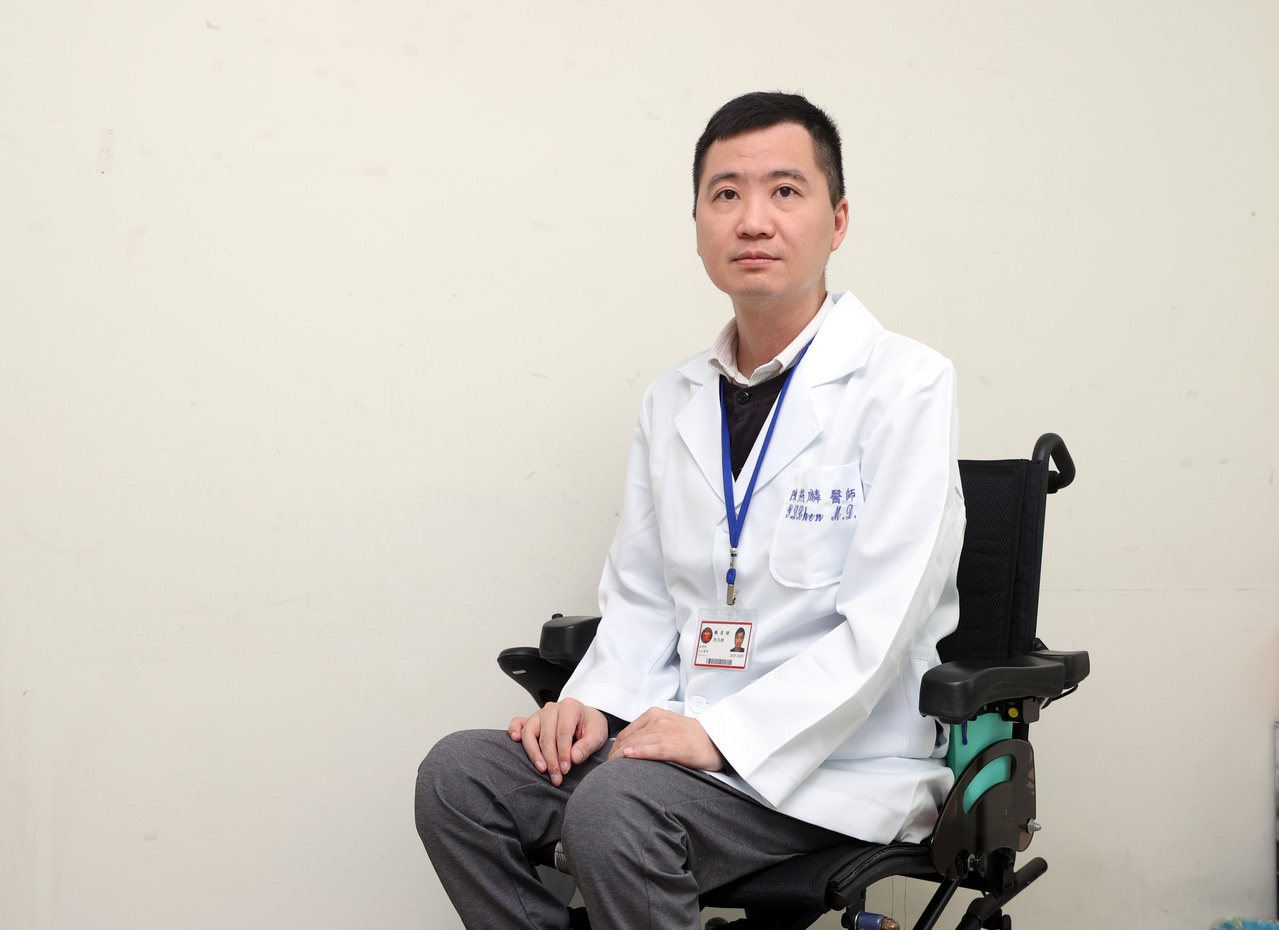 三軍總醫院病理部主治醫師陳燕麟，於高中時確診罕見疾病肢帶型肌肉萎縮症。本報資料照片