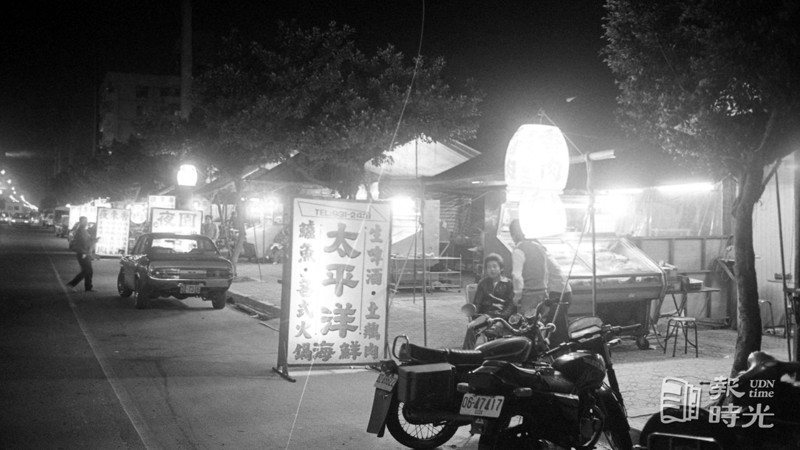 路旁有販賣香肉的攤販。圖／聯合報系資料照（1984/12/11　本報記者攝影）