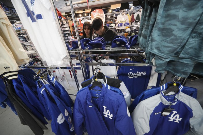 日本「二刀流」球星大谷翔平宣布加盟道奇後，48小時內的球衣銷售速度成為史上第一。 美聯社