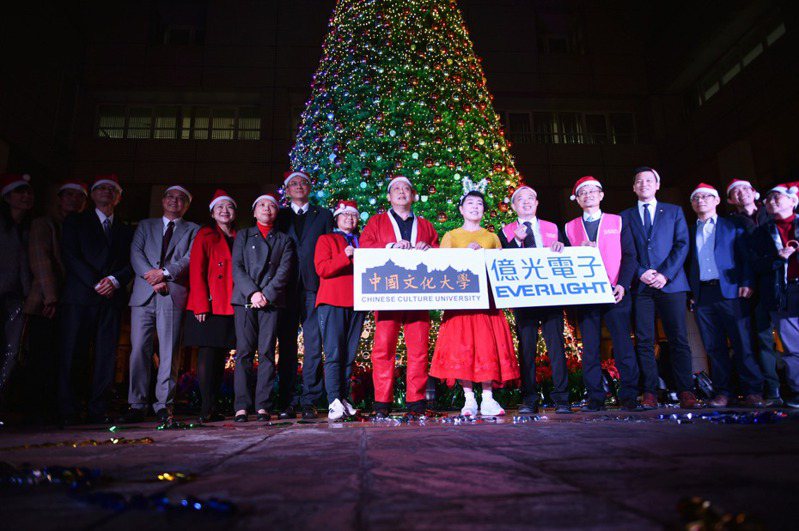 中國文化大學與億光智能科技聯手打造大型耶誕樹，成為校園打卡新景點。圖／文大提供 許維寧