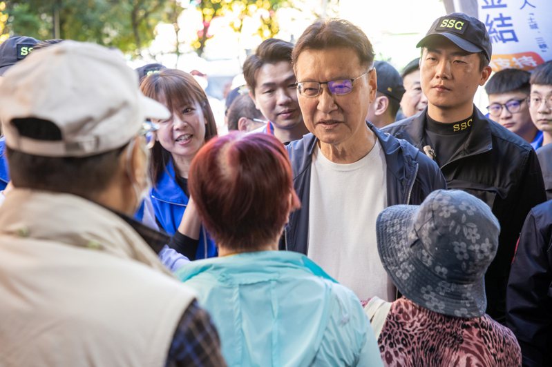 國民黨副總統候選人趙少康（右二）前往三峽市場拜票。 聯合報記者季相儒／攝影