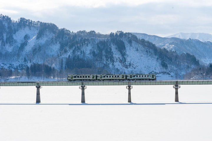 搭乘列車穿行白雪覆蓋的田野山川。　圖：JR TIMES／提供