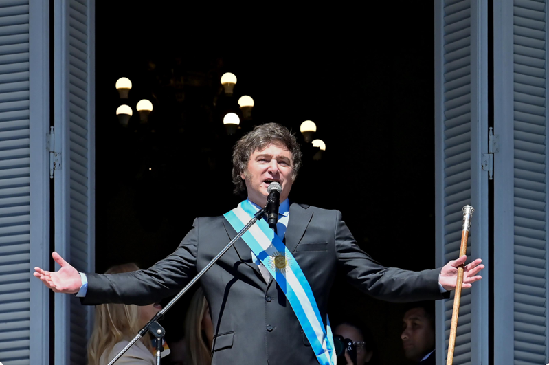 阿根廷新總統米雷伊10日宣誓就職後，在總統府玫瑰宮陽台上向民眾發表演說。（新華社）