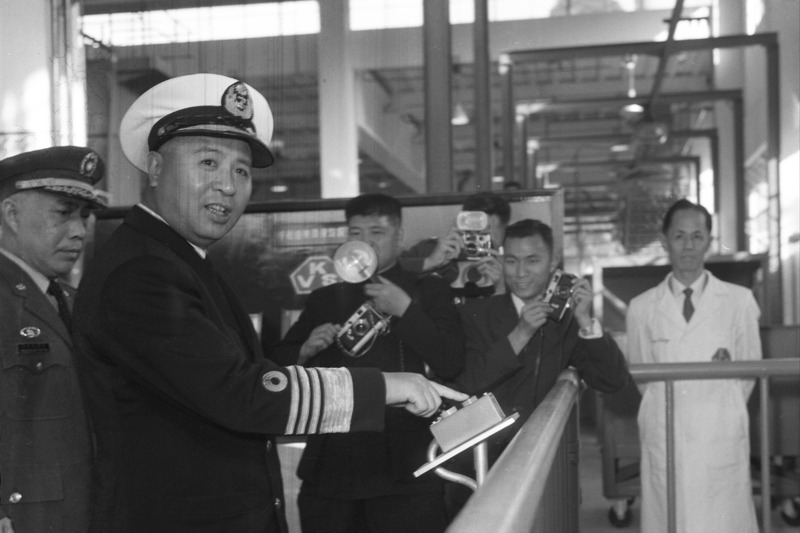 1960年12月15日，台北六十一兵工廠新建砲彈所開幕，國防部副參謀總長執行官馬紀壯（左二）按下電鈕啟動。圖／聯合報系資料照片