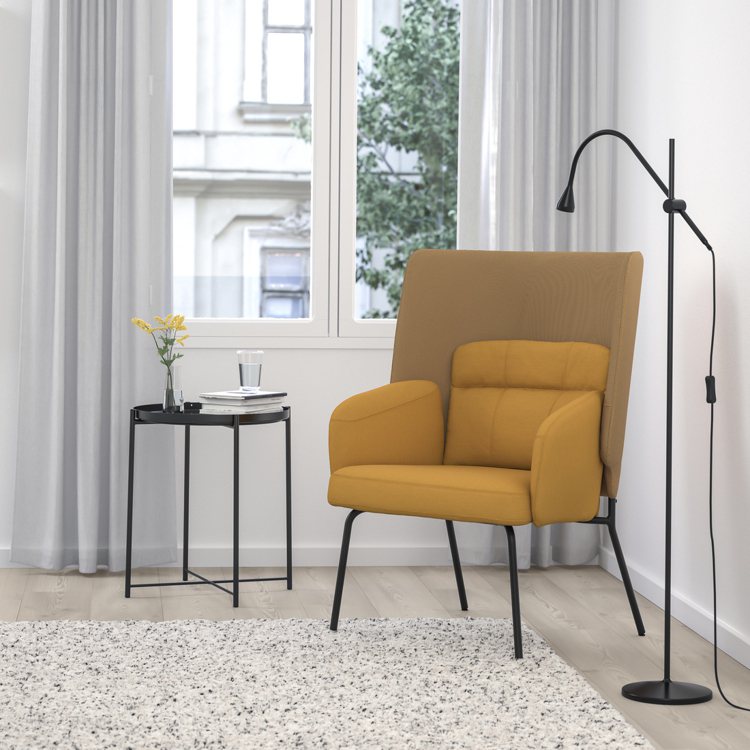 IKEA BINGSTA高背扶手椅深黃款，原價6,490元，分店特價3,290元。圖／IKEA提供