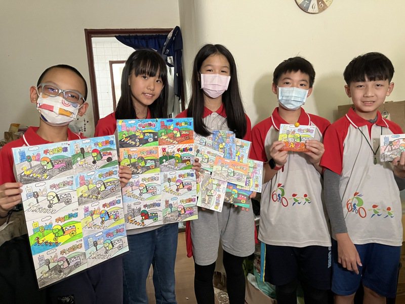 花蓮東華附小5名六年級學生，出錢也出力，將卡片著色拼貼成祝福，送到臥床多年的「阿偉」家中。記者王燕華／攝影