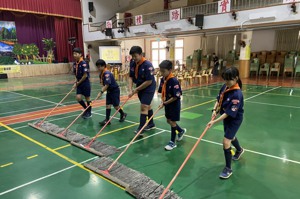 台南市開元國小以童軍活動推動品德教育，讓學生學習服務、助人。圖／開元國小提供