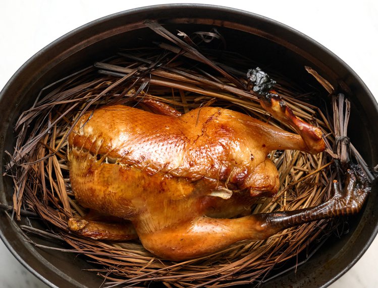 Alain Passard的經典菜「乾草燜雞鴨」，也將在此次餐會中登場。圖／寶元紀提供