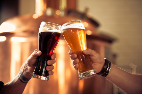 常溫發酵的愛爾啤酒（左）較濃郁、顏色深，低溫發酵的拉格啤酒（右）較清淡、顏色淺。...