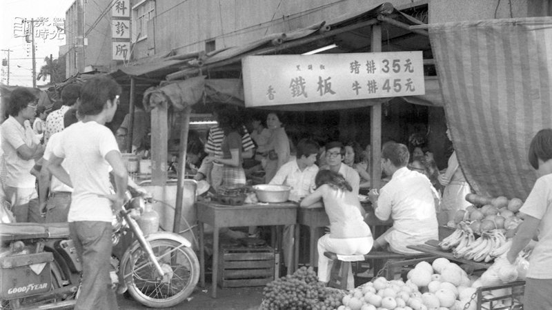 台北市專賣鐵板牛排的路邊攤照。 圖／聯合報。攝影：高鍵助。日期：1976/08/...