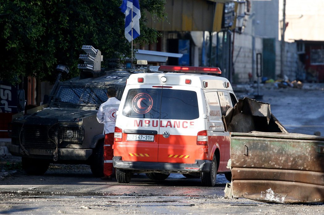 以色列12日至14日在西岸地區的傑寧展開大幅掃蕩，包圍並封鎖醫院進出，導致救護車...