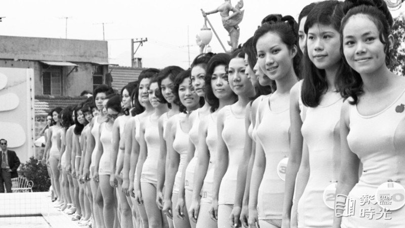 參加觀光小姐選拔的六十位佳麗，三日下午在台北市中泰賓館試穿泳裝亮相。圖／聯合報系資料照(1971/09/03 高鍵助攝影)