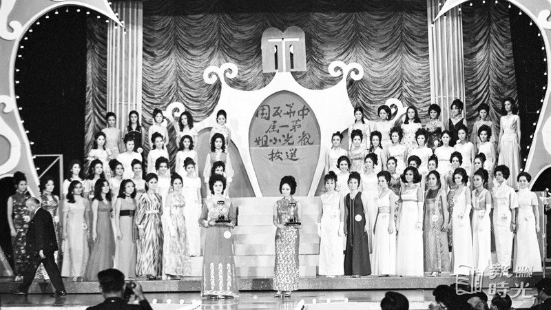 中華民國第一屆觀光小姐選拔初賽，五日晚在中泰賓館太平洋廳舉行，圖為眾參選佳麗穿著禮服亮相。圖／聯合報系資料照(1971/09/05 高鍵助攝影)