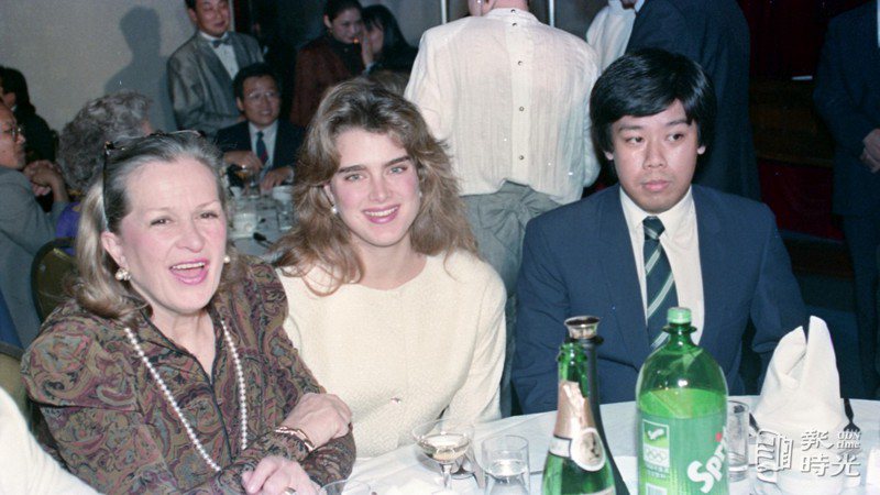第一屆金龍獎酒會，圖為鄭瑋煌(右)、美國女星布魯克雪德絲(中)。圖／聯合報系資料照（1988/10/20 陳炳坤攝影）