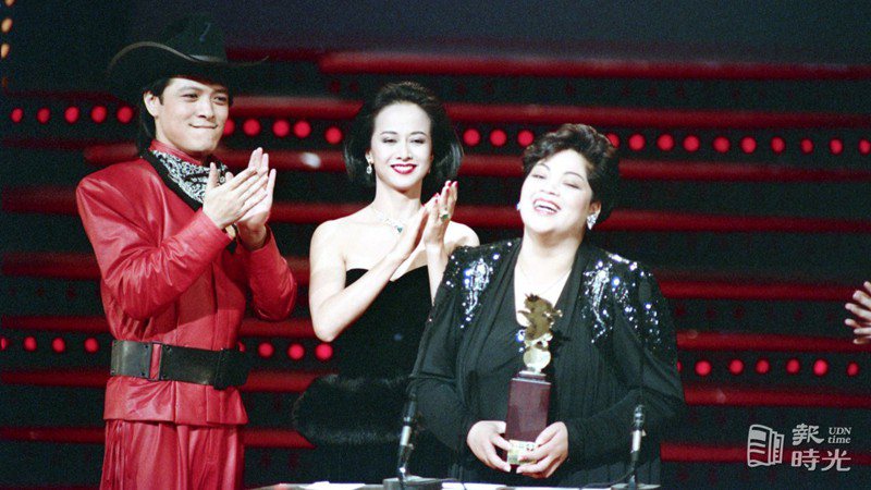 第一屆金龍獎晚會廿一日晚上在國家劇院舉行頒獎典禮，劉文正(左一)和湯蘭花(左二)頒獎給瑪麗亞(右一)。圖／聯合報系資料照（1988/10/20 陳炳坤攝影）