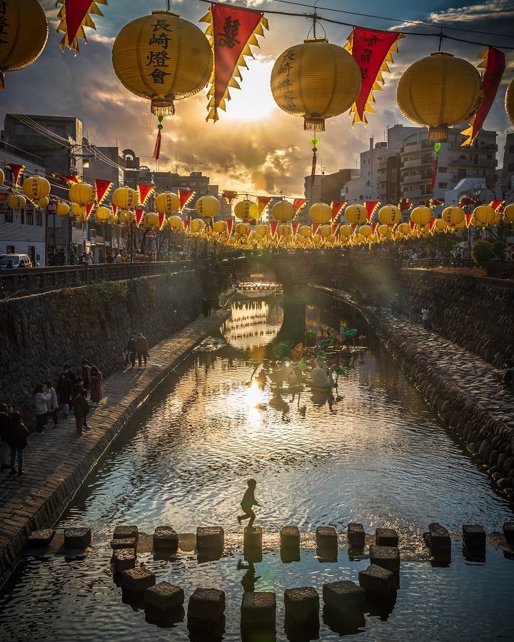 眼鏡橋周邊裝飾的是黃澄澄的滿月燈籠。　圖：長崎縣觀光連盟／提供