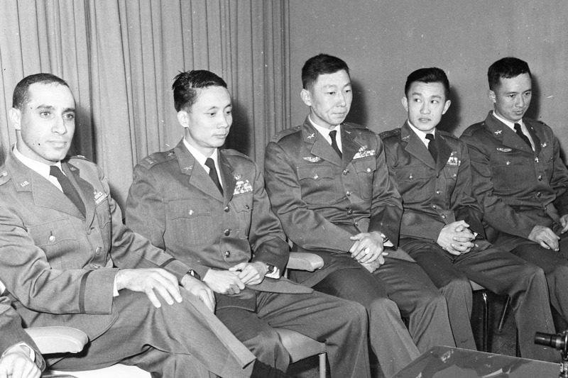 1958年12月16日，美國空軍擊落米格機15架的第一號英雄中校賈伯瑞（左一）與我國空軍擊落2架以上米格機的空戰英雄會面。圖／聯合報系資料照片