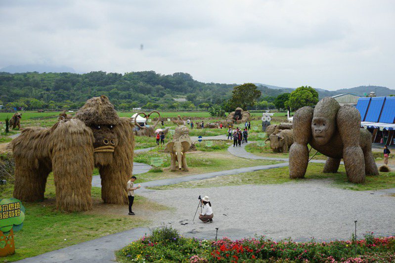 花蓮富里鄉農會舉辦的稻草藝術季，結合稻草、竹編藝術，展品栩栩如生，吸引全台遊客拍照打卡。本報資料照片