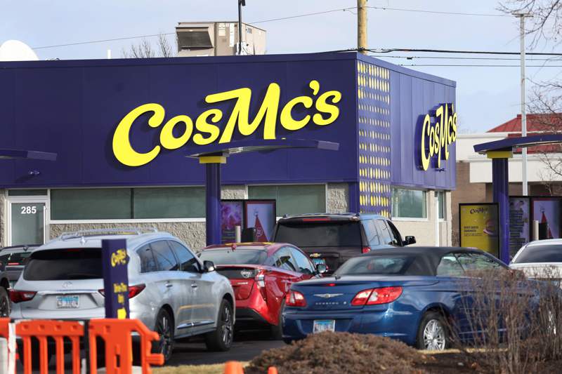 CosMc's自12月7日起在芝加哥郊區的博林布魯克試營運，其標榜的銀河系飲料吸引想嘗鮮的顧客大排長龍。法新社