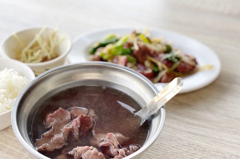 台南牛肉湯強調現宰溫體牛的鮮甜口感，台南號稱「牛肉湯聖地」。圖／台南市政府提供