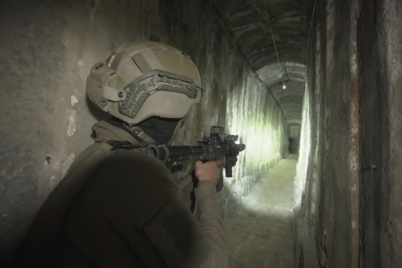 以色列官兵向媒體展示在加薩席法醫院發現的哈瑪斯隧道入口。美聯社
