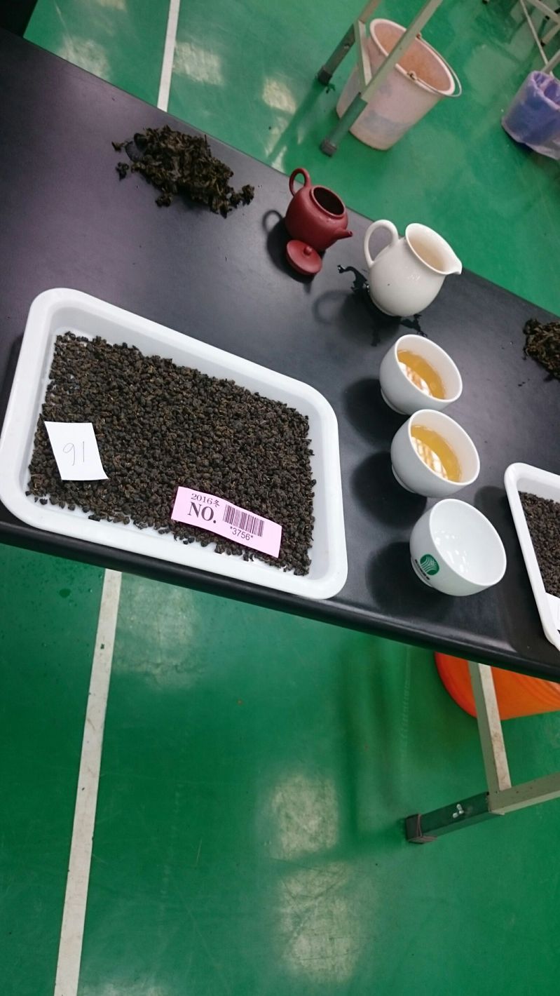 鹿谷鄉農會今年共有4833件茶樣報名冬茶評鑑，經過為期2周的嚴格競爭下，今天終於公布由茶農劉倡余摘得「特等獎」榮銜。記者黑中亮／攝影
