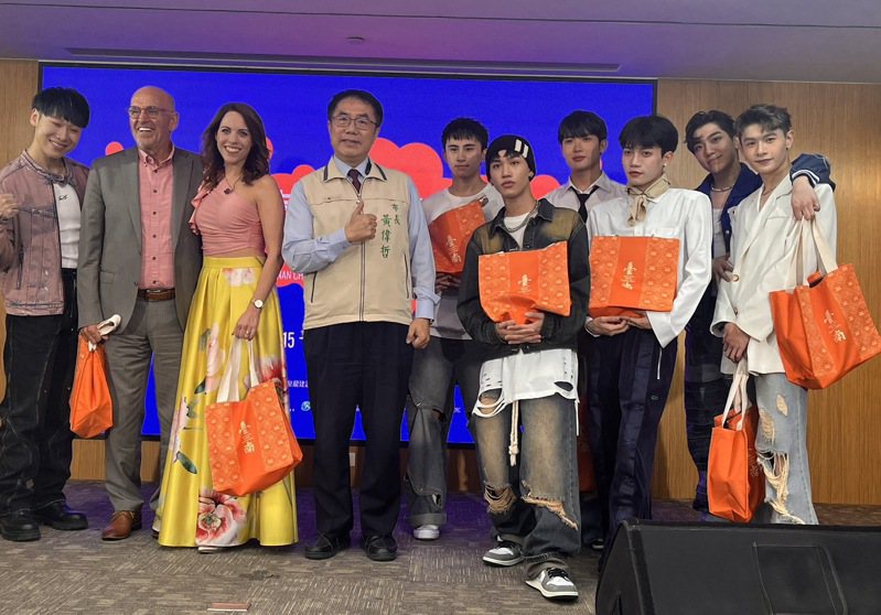 台南市長黃偉哲（左四）今天公布由3組表演團體陪同公布跨年卡司。記者吳淑玲／攝影