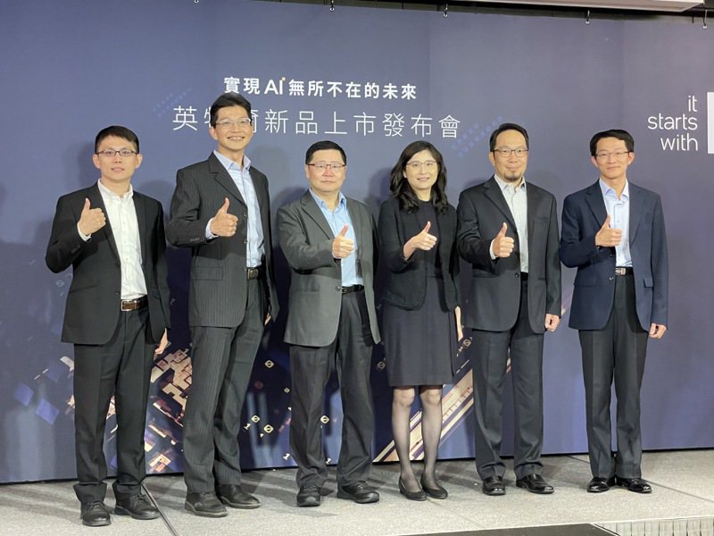 英特爾副總裁暨台灣分公司總經理汪佳慧（左四）今帶領各產品線主管，發表全系列AI產品布局。記者簡永祥/攝影