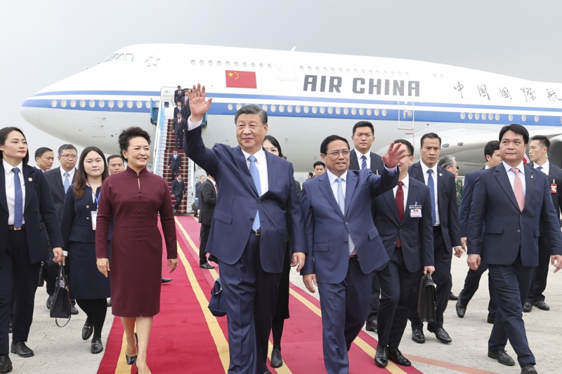 近期菲律賓與中國大陸在南海衝突情勢升高，反觀在同一時間，大陸國家主席習近平（前左）卻對越南國是訪問。新華社