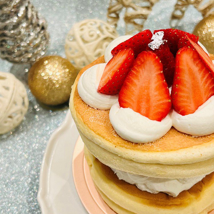日本北海道人氣鬆餅TSUBAKI SALON耶誕限定外帶厚鬆餅草莓蛋糕，700元。圖／麗晶精品提供