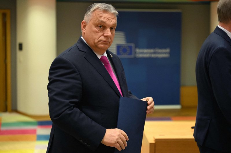 匈牙利總理奧班14日抵達布魯塞爾的歐盟總部，參加歐盟理事會的圓桌會議。法新社