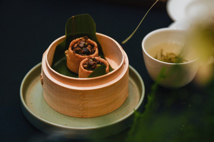 「熊猫家宴」之香芹雞樅菌燴蕨菜。圖/博舍提供