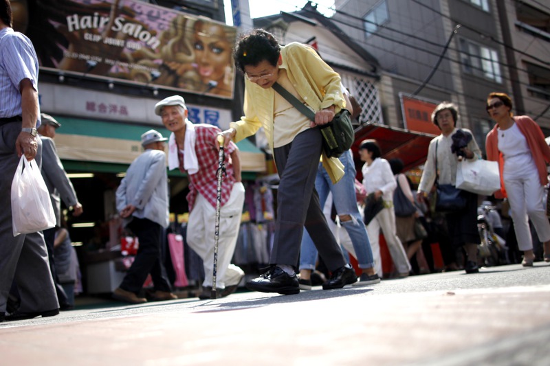 日本有5名七、八十歲的奶奶，不甘養老的積蓄被騙走，要求指定暴力團住吉會還錢。非新聞當事人。美聯社