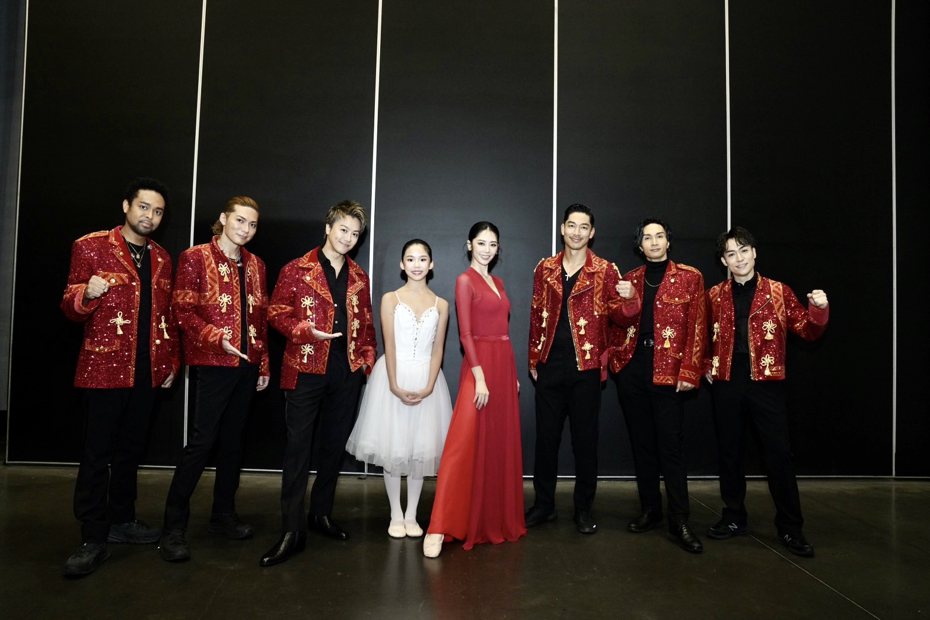 廖奕琁(左五起)在「放浪兄弟2023台北演唱会」上与姊夫AKIRA共舞。图／凯渥提供