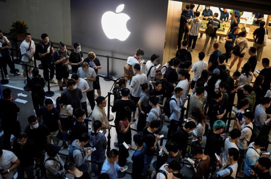 彭博援引知情人士消息報導，大陸正擴大iPhone禁令，至少有8省近期加入實施外國手機禁令，恐阻礙蘋果和三星在華部分地區的發展。圖為上海蘋果門市排隊人潮。（路透）