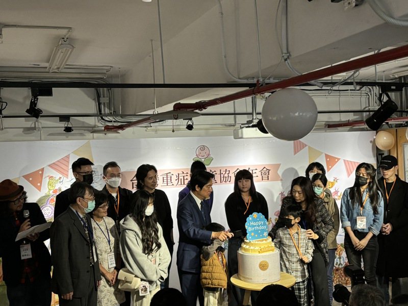 台灣重症兒童協會舉辦理病友慶生會，副總統賴清德出席與12名癌症病友慶生切蛋糕。記者李青縈／攝影
